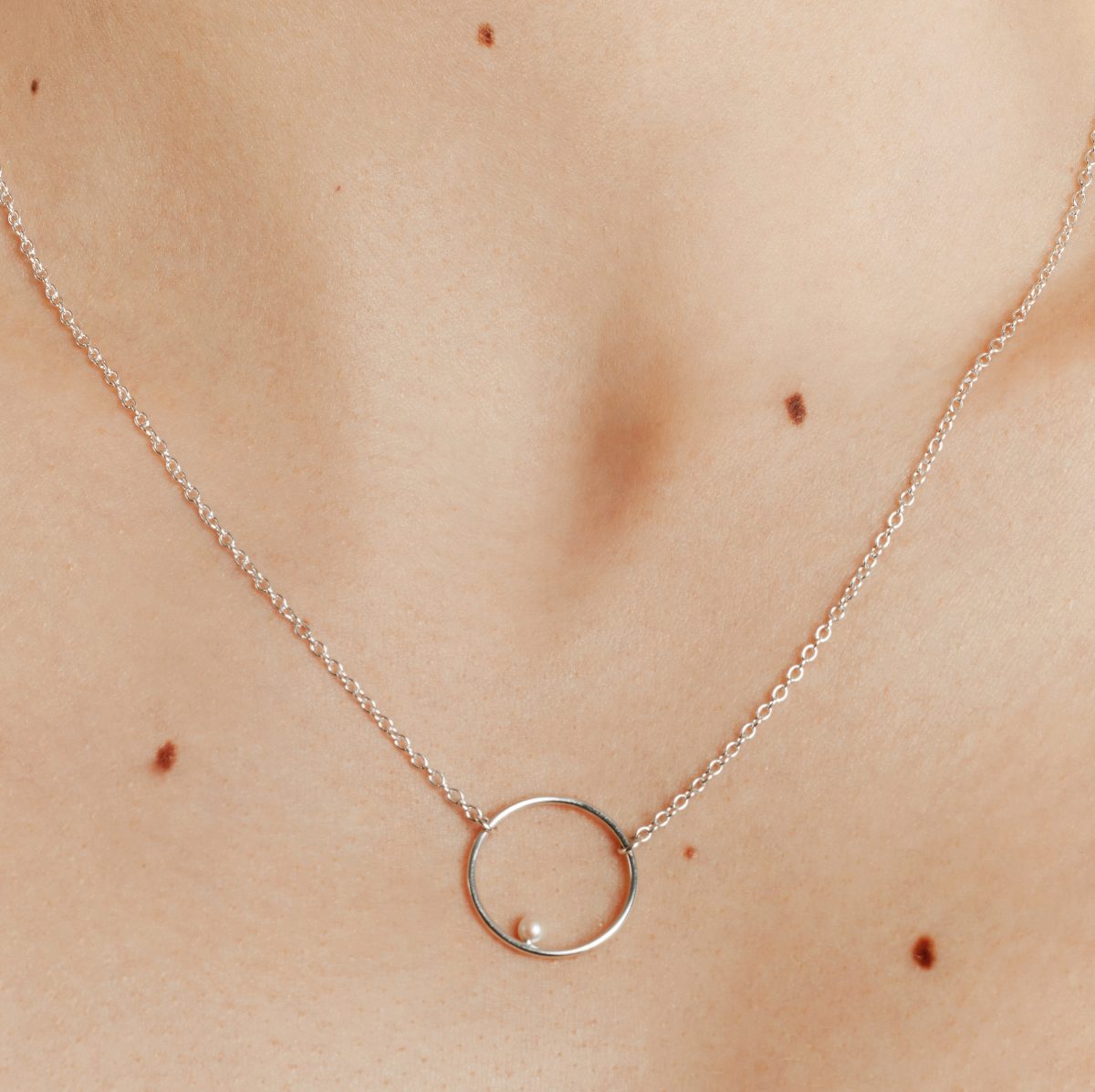 samojauskaite_jewellery_white_pearl_necklace_silver_body